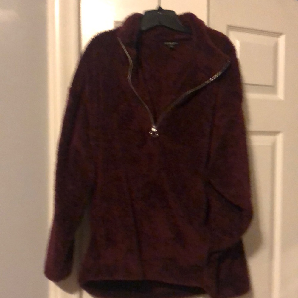 Express size L quarter zip pocket Sherpa. Burgundy